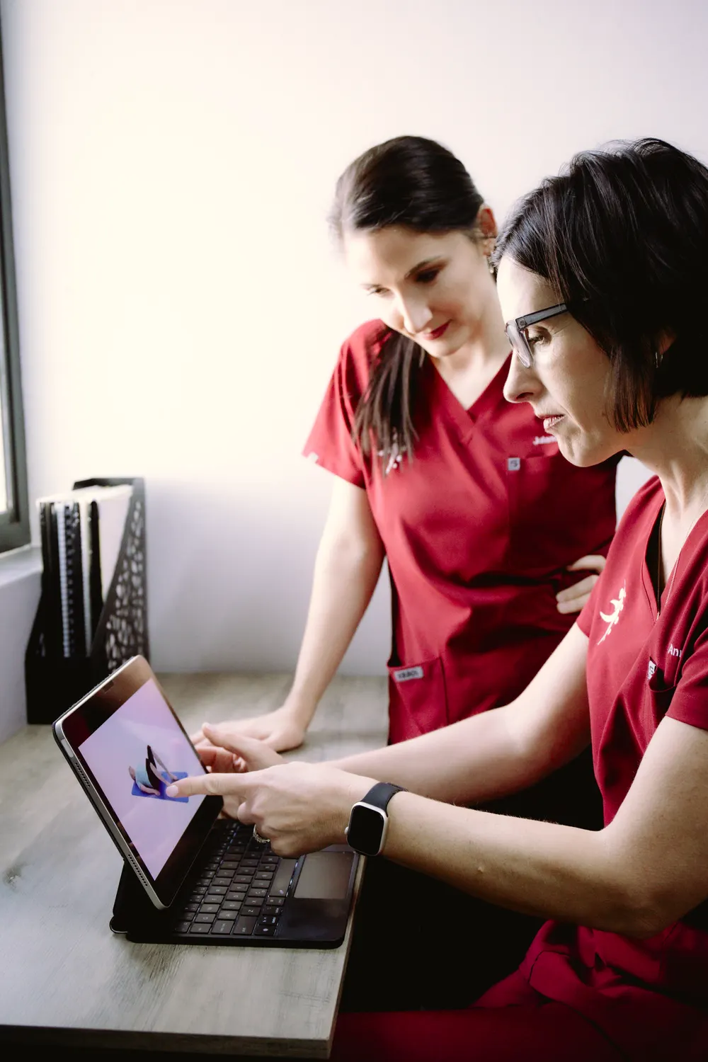 Annelie van Heerden and Julandri Seegers reviewing an exercise programme together on a tablet